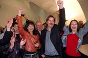 Historischer Moment: Paul Rechsteiner setzt sich bei den Ständeratswahlen 2011 gegen Toni Brunner und Michael Hüppi durch. Die Parteigenossinnen Heidi Hanselmann (links) und Claudia Friedl (rechts) jubeln im Pfalzkeller mit. (Bild: Ralph Ribi)