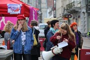 Pfeifkonzert am Weckruf der Frauen vom Montagmittag im St.Galler Stadtzentrum. (Bilder: Alexa Maier - 21. Oktober 2019)