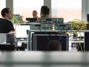 IT-Fachkräfte könnten bald mehr Lohn erhalten (Symbolbild). (Bild: KEYSTONE/CHRISTIAN BEUTLER)