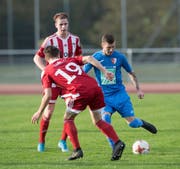 Der Sarner Anto Bernic (Nummer 19) versucht hier, sich dem Hergiswiler Devin Arnold (rechts) in den Weg zu stellen. Bild: Boris Bürgisser (Sarnen, 19. Oktober 2019)