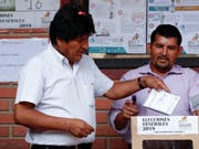 Der amtierende Präsident von Bolivien, Evo Morales (links), muss wahrscheinlich erstmals in eine Stichwahl. (Bild: KEYSTONE/AP/JUAN KARITA)
