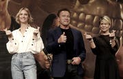 Linda Hamilton (ganz rechts) posiert mit den neuen und weniger neuen Stars von «Terminator: Dark Fate» - Mackenzie Davies und Arnold Schwarzenneger.