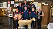 Sie eroberten Podestplätze oder Spezialpreise am Spirgner Ausschiessen; hinten von links: Josef Arnold, Ausschiessensieger Urs Vetter und Pirmin Herger. Vorne von links: Hans Arnold, Lisbeth Gisler, Karl Arnold, Petra Furrer und Cecilia Arnold. (Bild: Georg Epp, 18. Oktober 2019)