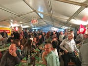 Heinz, Heinz, Heinz - so weit das Auge reicht im Festzelt am ersten Heinzentreffens. (Bild: Salome Preiswerk Guhl)