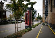 Die neuen Leuchtdrehsäulen in der Zuger Innenstadt. (Bild: Stefan Kaiser, Zug, 21. Oktober 2019)