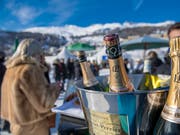 Da knallen die Champagnerkorken: die Schweizer bleiben beim Vermögen an der Spitze (Symbolbild). (Bild: KEYSTONE/GIANCARLO CATTANEO)