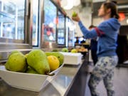 Frische Früchte und einen «Töggelikasten» - Items, die in keinem coolen Start-up fehlen dürfen (Symbolbild). (Bild: KEYSTONE/JEAN-CHRISTOPHE BOTT)