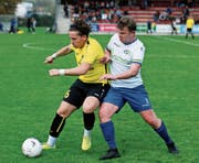 Der Baarer Leonard Reci (links) behauptet den Ball gegen Hünenbergs Dominik Rüegg. Bild: Stefan Kaiser (Baar, 20. Oktober 2019)