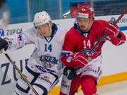 Neuauflage des Finals der Vorsaison: Titelverteidiger Zug, hier mit Verteidiger Livio Stadler (links), trifft im Cup-Viertelfinal auf die Rapperswil-Jona Lakers, hier mit Stürmer Corsin Casutt (Bild: KEYSTONE/PATRICK B. KRAEMER)
