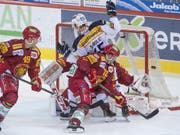 Ambris Robert Sabolic wird von den Tigers in die Zange genommen. (Bild: KEYSTONE/MARCEL BIERI)
