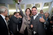 Stadt statt Land, Frau statt Mann: Anwältin Susanne Vincenz-Stauffacher (hier mit Parteipräsident Raphael Frei) hat den Bauernsitz der St.Galler FDP erobert. (Bild: Ralph Ribi)