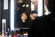 Grünen-Präsidentin Regula Rytz wird für die Elefantenrunde der Parteipräsidenten geschminkt. (Bild: Keystone, Peter Klaunzer (20. Oktober 2019))