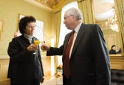 Der abgewählte Bundesrat Christoph Blocher empfängt am 28. Dezember 2007 seine Nachfolgerin Eveline Widmer-Schlumpf in Bern. (Bild: KEYSTONE/Peter Schneider)