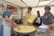 Zum Mittagessen gabs Magronen mit Apfelmus, ein Gemeinschaftswerk der Cantina Caverna und des Restaurants Bahnhöfli. (Bilder Robert Hess, Lungern, 20. Oktober 2019)