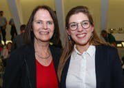 Claudia Friedl und die grüne Neo-Nationalrätin Franziska Ryser am Sonntag im Pfalzkeller. Friedl hat die Wiederwahl geschafft, ihre Partei hat aber in der Stadt St.Gallen ihr schlechtestes Nationalratsresultat seit Jahren eingefahren. (Bild: Eddy Risch/Keystone - 20. Oktober 2019)
