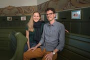 Auf der Kanzel posieren? Bloss nicht, findet das junge Pfarrerpaar Tina und Christian Bernhard-Bergmaier. (Bild: Lisa Jenny)