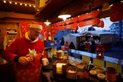 Statt einem grossen fünftägigen Weihnachtsmarkt in der ganzen Altstadt gibt es dieses Jahr nur einen kleinen auf dem Postplatz. (Bild: Stefan Kaiser, Zug, 12. Dezember 2018)