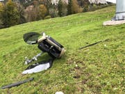 Die zerstörte Gondel der Rotenfluebahn nach dem Absturz. 35'000 Franken kostet eine Gondel. (Bild: KEYSTONE/KANTONSPOLIZEI SCHWYZ)