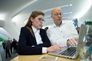 Die grüne Neo-Nationalrätin Franziska Ryser analysiert zusammen mit GLP-Kandidat Pietro Vernazza am Sonntag im Pfalzkeller eingehende Wahlresultate. (Bild: Ralph Ribi - 20. Oktober 2019)