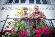 Olivia und Jürg Langer auf der Treppe zum Gasthaus zum Trauben. (Bild: Reto Martin)