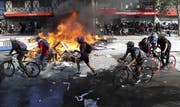 Demonstranten liefern sich in Santiago de Chile heftige Strassenschlachten mit den Sicherheitskräften. Bild: Miguel Arenas/AP