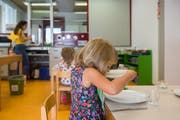 Das schmeckt vielen Eltern nicht: Im Kanton Tessin müssen vierjährige Kinder das Mittagessen zwingend in der Mensa einnehmen. (Bild: Samuel Golay/Keystone/Ti-Press)