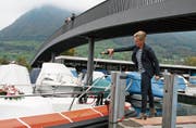 Justiz- und Polizeidirektorin Karin Kayser tauft das neue Polizeiboot auf den Namen «Brisen».Bild: Sepp Odermatt (Buochs, 21. Oktober 2019)