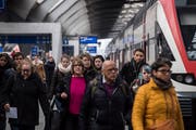 Die Geduld der SBB-Kunden wurde in diesem Jahr mit Verspätungen und Zugsausfällen strapaziert. Das Unternehmen will sich nun mit Gutschriften und Rabatten erkenntlich zeigen. (Bild: Ennio Leanza/Keystone)