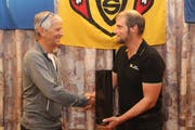 Urs Briker (rechts), Präsident des Urner Skiverbands, dankt Mentaltrainer Ambros Arnold für das Referat. (Bild: Paul Gwerder, Attinghausen, 21. Oktober 2019)