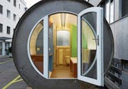 Ein Röhrenzimmer wiegt 25 Tonnen und ist ausgestattet mit Einbauschränken, Kühlschrank, Tisch, Schlafcouch, Bad sowie Fussbodenheizung.Bild: Michael Freisager