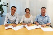 Vertragsunterzeichnung mit dem Hauptsponsor: (von links) Matthias Hautle, Claudia Dischl und Marc Rüdisühli. (Bild: PD)