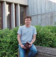Mathias Ninck sitzt vor der Kanti in Wattwil. Als er diese Schule besuchte, hat er mit Schreiben begonnen, nämlich beim heutigen «Toggenburger Tagblatt». (Bild: Sabine Camedda)