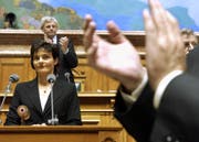 Applaus für die nicht wiedergewählte Bundesrätin Ruth Metzler am 10. Dezember 2003 vor der Vereinigten Bundesversammlung in Bern. (Bild: REUTERS SCHWEIZ/Peter Mosimann)