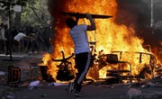 Brennende Barrikaden in Santiago de Chile. (Bild: AP, 21. Oktober 2019)