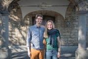 Christian und Tina Bernhard-Bergmaier vor der Kirche Haldenbüel in Gossau, die sie «gemütlich wie eine Stube» finden. (Bild: Lisa Jenny)