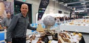 Martin Flüeler präsentiert seinen Sbrinz in Bergamo. (Bild: PD)