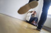 Die Frau war wegen der Prügelattacke fast zwei Monate arbeitsunfähig. (Symbolbild: Imago)