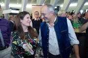 Der neu gewählte grünliberale Nationalrat Thomas Brunner mit Stadtparlamentarierin und GLP-Präsidentin Nadine Niederhauser. (Bild: Ralph Ribi - 20. Oktober 2019)