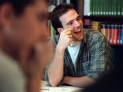 Wer eine tertiäre Ausbildung beginnt, hat gut lachen. Fachhochschulabschlüsse, Eidgenössische Fachausweise und Eidgenössische Diplome steigern die Chancen auf eine Führungsposition signifikant. (Bild: Keystone/MARTIN RUETSCHI)