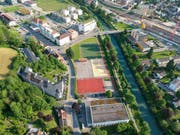 Das Rietstein-Areal – hier soll der Neubau zu stehen kommen – aus der Luft. Unten im Bild: Die Rietstein-Turnhalle. (Bild: PD)