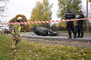 Ein Auto liegt auf dem Dach. (Bild: Keystone)