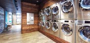 Zehn Waschmaschinen und mehrere Trockner stehen den Kunden in der Laundry Luzern zur Verfügung. (Bilder: PD)
