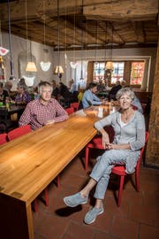Jürg und Olivia Langer am langen Tisch in der Gaststube. (Bild: Reto Martin)