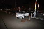Nachdem er die Gleise verlassen wollte, blieb der Mann mit dem Auto in einer Abschrankung hangen. (Bild: Stadtpolizei St.Gallen)
