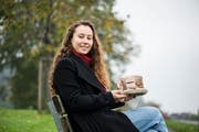 Andrina Herzog (20) mit dem Hut, den ihre Grossmutter während der Flucht aus der DDR trug. (Bild: Dominik Wunderli, Kriens, 23.10.2019)