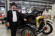 Am Sonntag sind im Olma-Areal wieder alte und uralte Autos zu bewundern. Viele Eigentümer präsentieren sich zu dieser Gelegenheit in zeitgenössischer, zum Fahrzeug passender Kleidung. (Bild: Yannick Gysin - 22. November 2017)