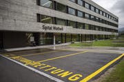 Dunkle Wolken über dem Spital Wattwil: Geht es nach der Regierung, wird der Neubau bald abgeschrieben. (Bild: Gian Ehrenzeller/Keystone)