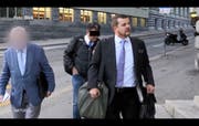 Der mutmassliche Betrüger und sein Thurgauer Pflichtverteidiger Hermann Lei vor dem Gerichtsgebäude in Bern. (Bild: Screenshot Tele M1)