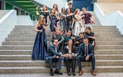 Vorne, v.l.: René Federer und Bettina Pfäffli, St.Galler Kantonalbank; Christof Schwarber, Helvetia Versicherungen. (Bild: Fabienne Kälin)