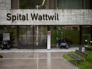 Das Spital Wattwil gehört zu den fünf Regionalspitälern im Kanton St. Gallen, die von einer Schliessung bedroht sind. Entscheiden wird der Kantonsrat im kommenden Frühjahr. (Bild: KEYSTONE/Gian Ehrenzeller)